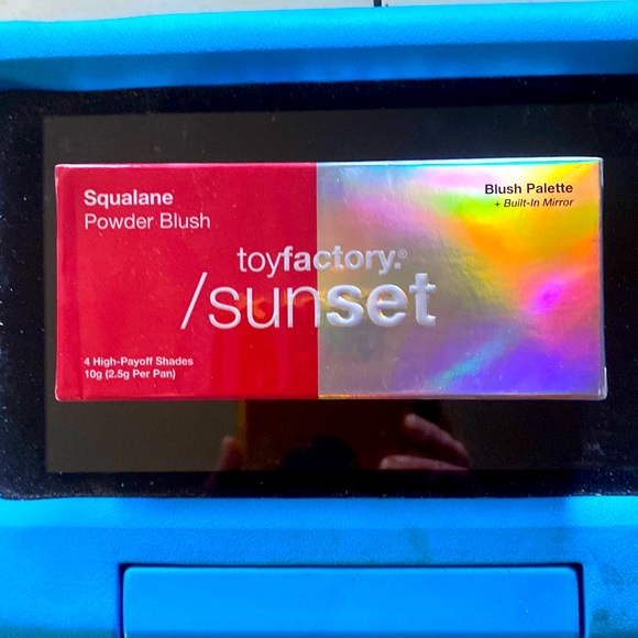 NiP Blush Palette ( toyfactory ) Sunset 4 High-Payoff Shades/built-in Mirror - Picture 2 of 8